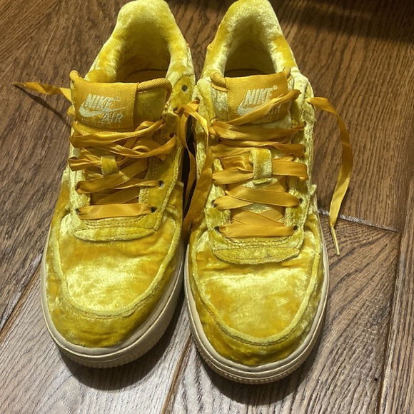 Velvet Yellow Nike Air Force 1 Low '06 - Picture 2 of 5